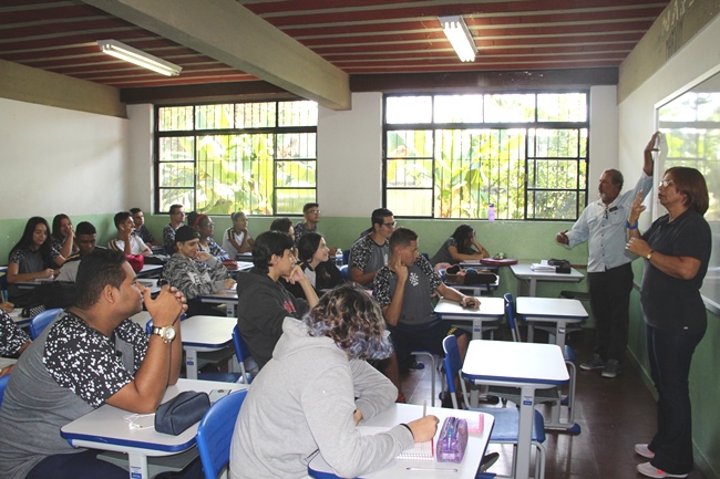 O professor de Física, Jair Gusmão, e a tradutora e intérprete de Libras, Zélia Mota, durante a aula para o 3ºH na Escola Estadual Mauricio Murgel. Foto: Franciele Xavier 